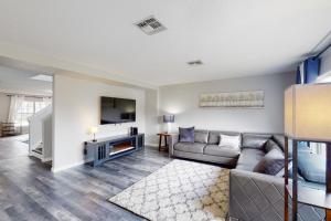 Dog-friendly home with lake views, Ping-Pong, air hockey, streaming, WD, & AC