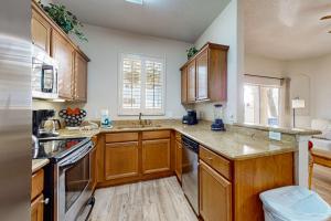 Dog-friendly townhouse with heated pool, lazy river, hot tub, game room, BBQ