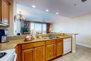 Lakefront resort near attractions with AC, kitchen, hot tub, pool & lake view