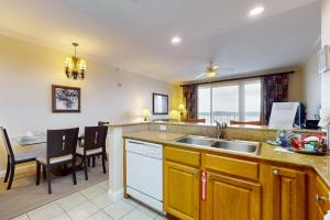 Lakefront retreat near attractions with lake view, AC, WiFi, pool, hot tub & gym