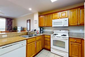Lakefront retreat near attractions with lake view, AC, WiFi, pool, hot tub & gym