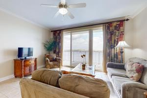 Inviting lakefront condo near attractions with lake view, AC, pool & hot tub