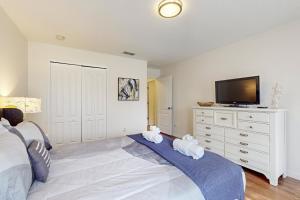 Dog-friendly, private pool , central AC, full kitchen, WiFi, Snow-bird friendly