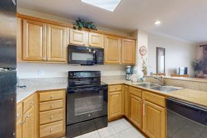 Inviting lakefront condo near attractions with lake view, AC, pool & hot tub