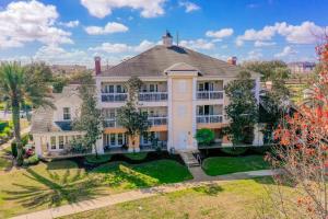 Golf course-front condo with golf views, balcony, pool, fast WiFi, washerdryer