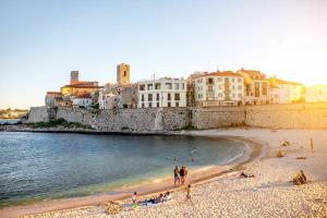 Au cœur du Vieil Antibes, T2 confort absolu en front de mer