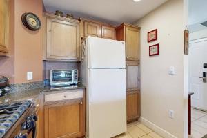 Golf course-front condo with golf views, balcony, pool, fast WiFi, washerdryer