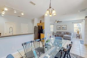 Dog-friendly home in a quiet area near Disney with private heated pool, pool spa