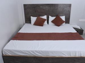 Madhav Guest House By VM Stays Near Kaal bhairav and Kashi Vishwanath Temple