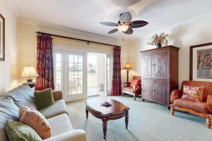 Golf course-front condo with golf views, balcony, pool, fast WiFi, washerdryer
