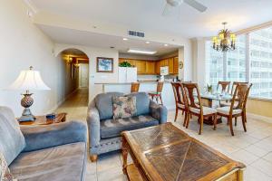 Lakefront resort near attractions with AC, kitchen, hot tub, pool & lake view