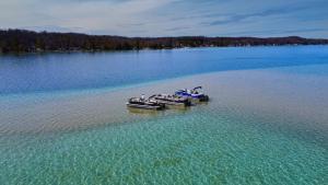 Peaceful 4-bed getaway across from Clam Lake