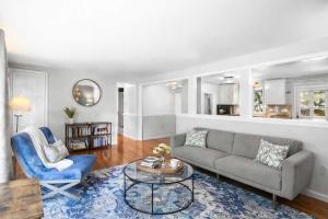 Peaceful 4-bed getaway across from Clam Lake