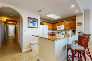 Lakefront resort near attractions with AC, kitchen, hot tub, pool & lake view