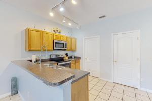 Dog-friendly home in a quiet area near Disney with private heated pool, pool spa