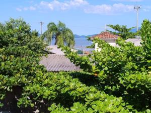 Casa para 15 com Churrasqueira e Ar a 35m da Praia