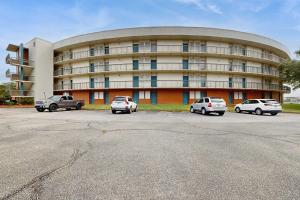 Coastal condo with shared pool beaches shopping