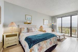 Coastal condo with shared pool beaches shopping
