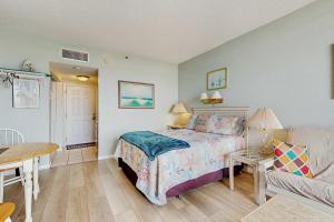 Coastal condo with shared pool beaches shopping