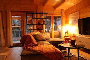 Luxe houten wellness boshuisje met Sauna