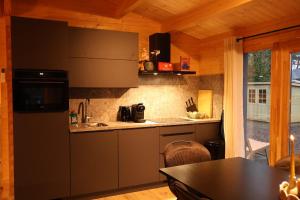 Luxe houten wellness boshuisje met Sauna