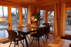 Luxe houten wellness boshuisje met Sauna