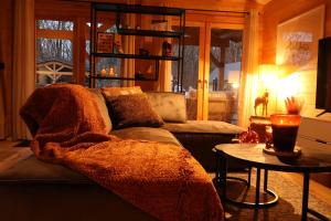 Luxe houten wellness boshuisje met Sauna