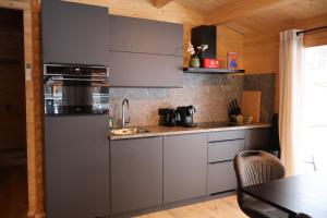 Luxe houten wellness boshuisje met Sauna