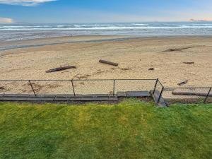 Stunning Beachfront Suite - Sleeps 6 - Second Floor - Pool and Sauna