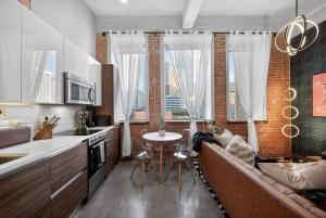 Modern Downtown Dallas 2BR Loft Pool Gym Valet