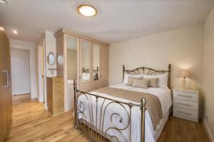 Riverside 2bed 2bath apartment near Canary Wharf