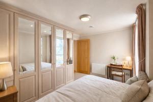 Riverside 2bed 2bath apartment near Canary Wharf