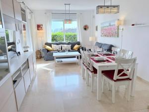 Garden Apt with Sea Views & Pool