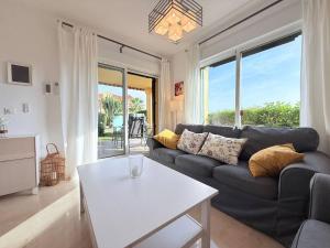 Garden Apt with Sea Views & Pool