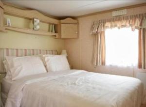 2-bed caravan sleeping up to 5 on the popular California Cliffs Holiday Park CHPC1