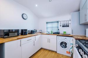 6-Bedroom Byrom Apartment - Ideal For Groups
