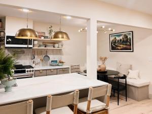 The Alpenglow Bungalow-3BR, 2BA mins from resorts!