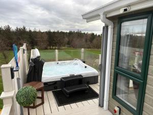 Hot Tub Lodge with Panoramic Views & Free Golf