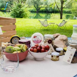 CHIC Riverfront Retreat with Private Jacuzzi, BIG BERRY