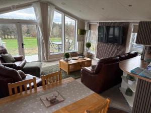 Hot Tub Lodge with Panoramic Views & Free Golf