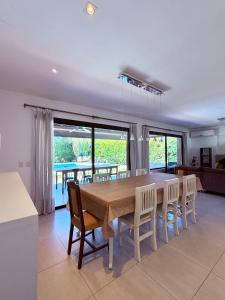 Casa con piscina en Estancias del Pilar, 3 dormitorios, jardín y parrilla