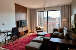Walkers Point Designer 2BR · Prime Location with Balcony and Gym · Sleeps 6