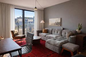 Walkers Point Designer 2BR · Prime Location with Balcony and Gym · Sleeps 6