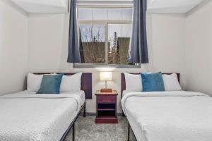 Mystic Springs #108 - Hot Tub and Pool, Pets managed by Little Sister Getaways