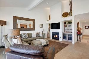 Pet-friendly Palm Valley condoViewsBBQPoolSpa