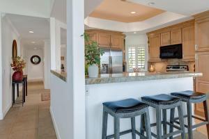 Pet-friendly Palm Valley condoViewsBBQPoolSpa