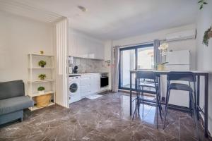 Oura Beach Vibes Studio by Ricardo