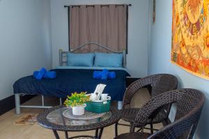 Lakeside Cargo in Blue - A Cozy Container Stay