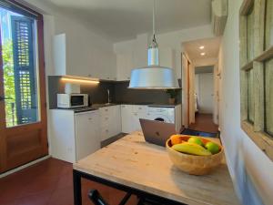 Gorgeous views over La Rambla. Very bright R.A.