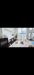 Penthouse Loft Modern & Bright 1,150 SQ FT parking